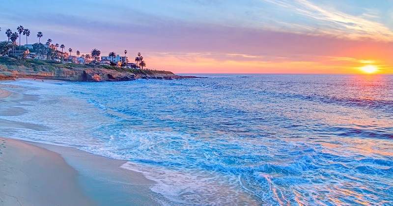 Visual paradisíaco de praia na Califórnia