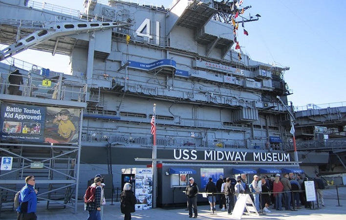 Fachada do museu USS Midway em San Diego