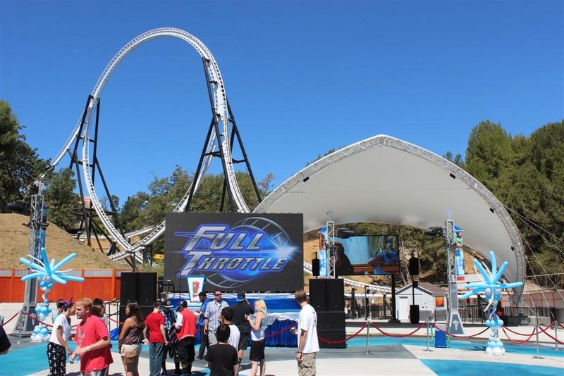 Six Flags Magic Mountain - Full Throttle