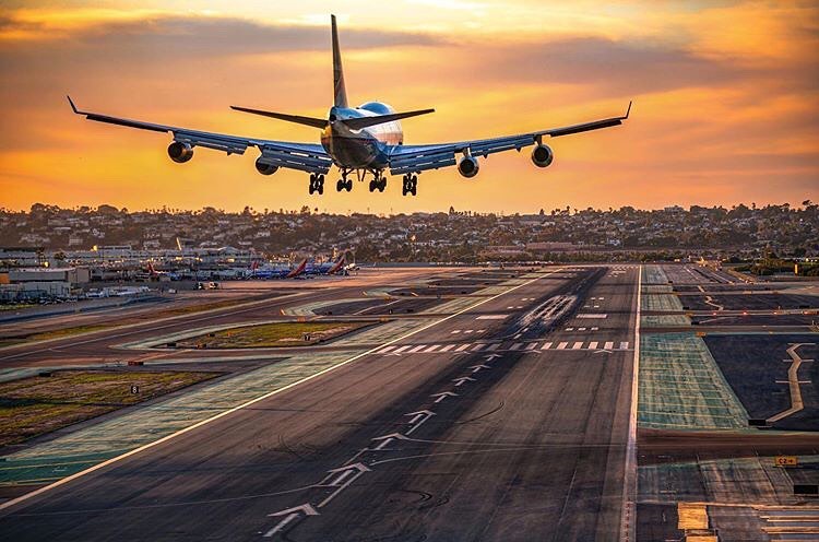Avião pousando no aeroporto em San Diego