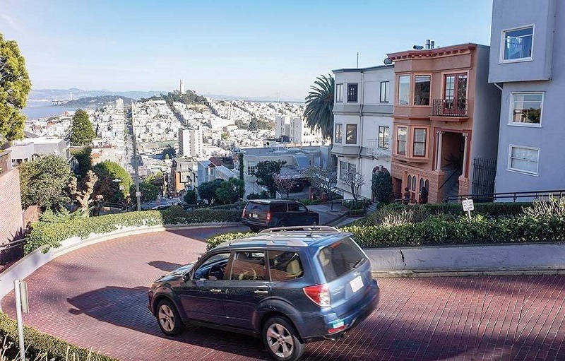 Carro na rua Lombard Street em San Francisco