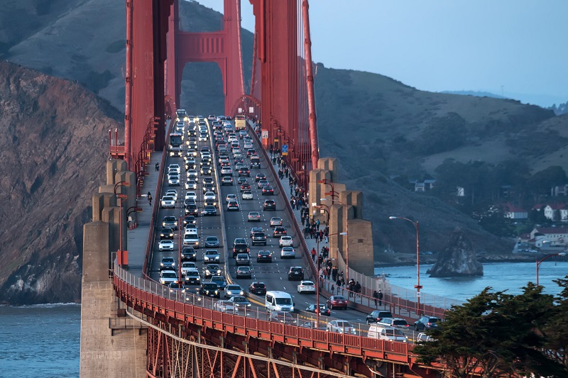 Carros na ponte Golden Gate em San Francisco