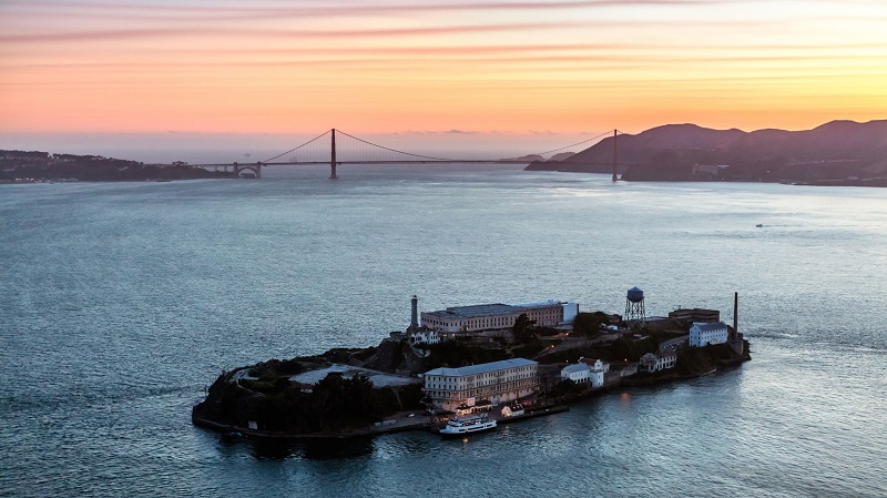 Ilha de Alcatraz e Ponte Golden Gate em San Francisco