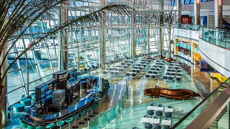 Interior do aeroporto de San Diego
