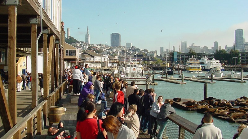 Turistas apreciando vista do Pier 39