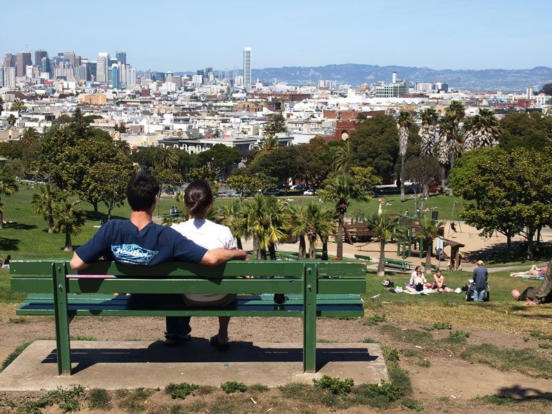 Turistas contemplando o Dolores Park em San Francisco
