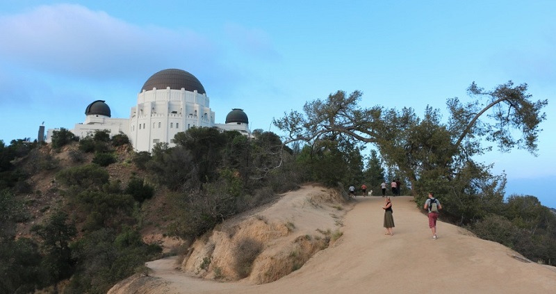 Turistas caminhando pelo Griffith Park em Los Angeles