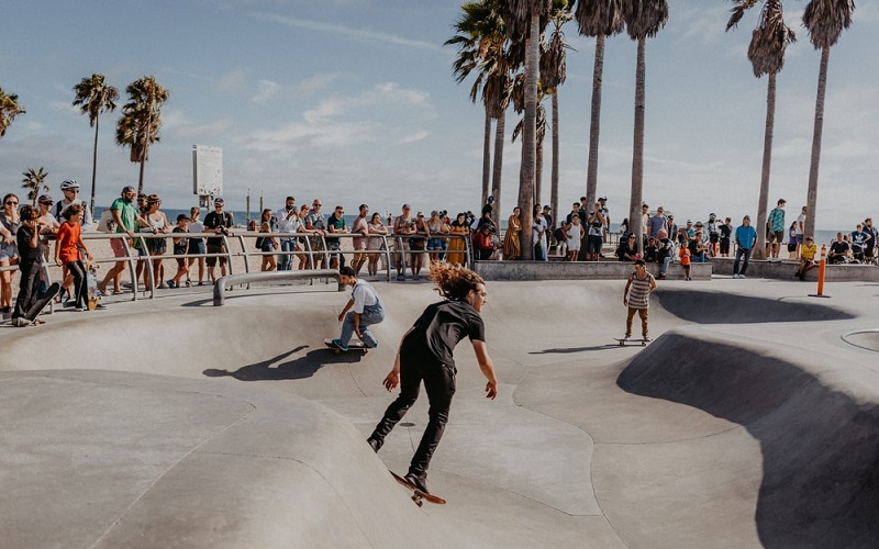 Jovens praticando skate em Venice Beach