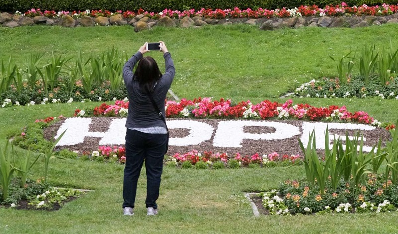 Turista tirando foto no Golden Gate Park 
