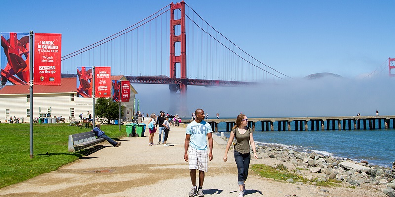 Turistas na Crissy Field Beach em San Francisco