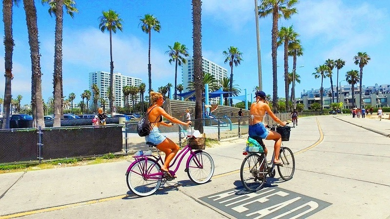 Andando de bicicleta no calçadão da praia de Santa Mônica