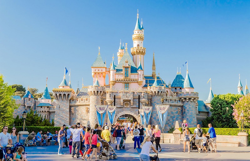 Turistas curtindo a Disneyland em Anaheim 