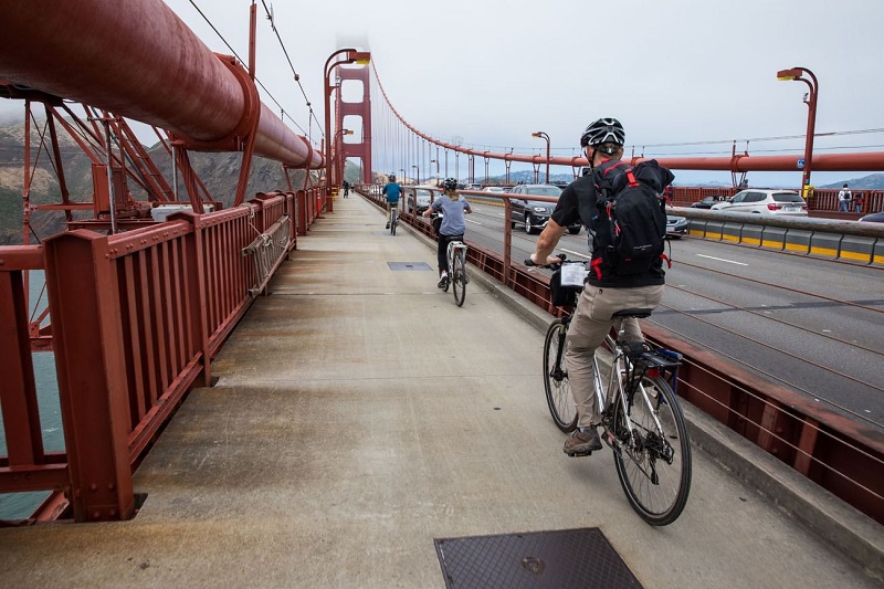 Turistas andando de bicicleta em San Francisco