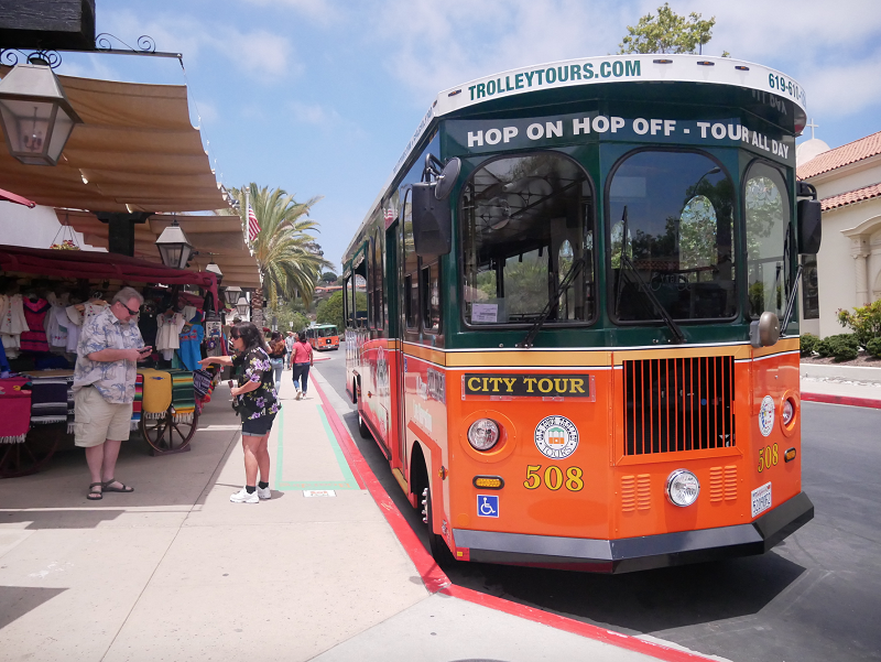 Parada do ônibus hop on hop off em San Diego