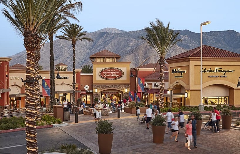 Compras no Desert Hills Premium Outlets nas proximidades de Palm Springs 