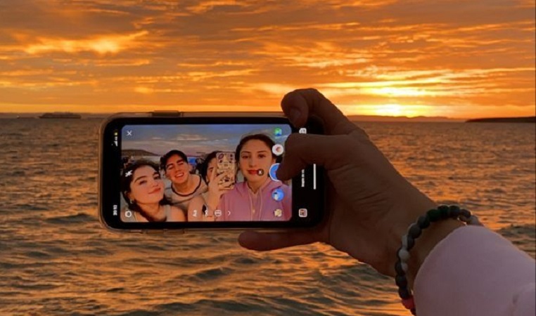 Turistas fazendo selfie com o celular