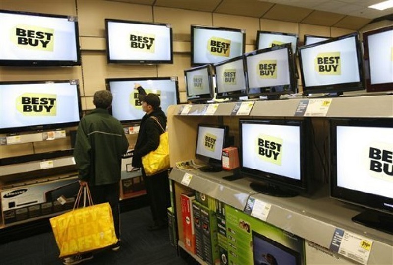 Clientes olhando televisores na Best Buy 