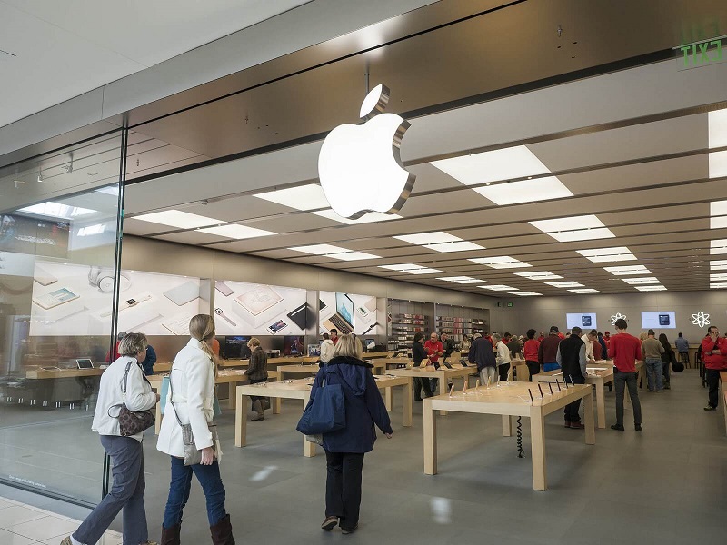 Pessoas visitando Apple Store na Califórnia