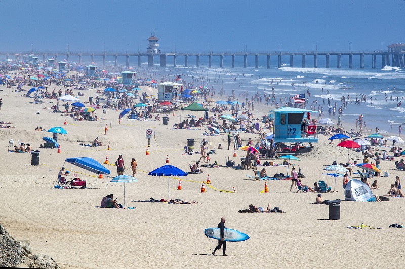 Turistas curtindo praia de Los Angeles