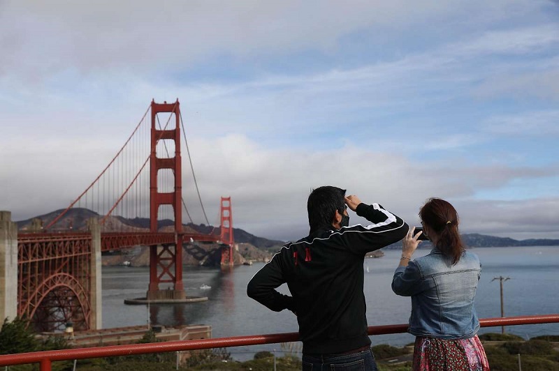 Turistas fotografando a Ponte Golden Gate em San Francisco