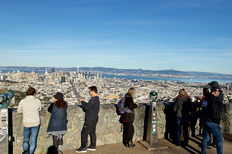 Turistas tirando foto em Twin Peaks - San Francisco