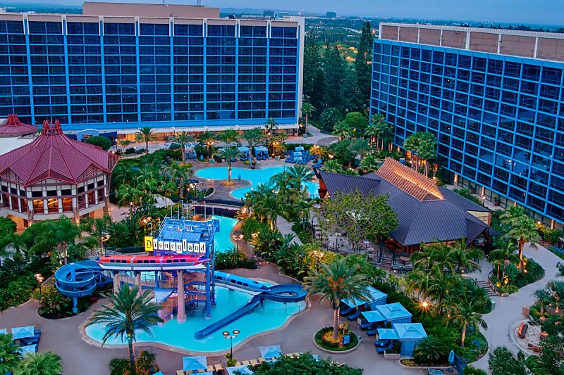 Vista aérea do Hotel Disneyland na Califórnia