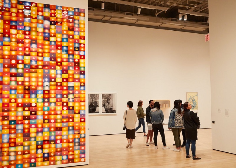 Turistas no Museu de Arte Moderna de San Francisco