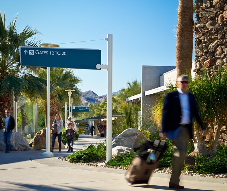 Turistas chegando no aeroporto de Palm Springs