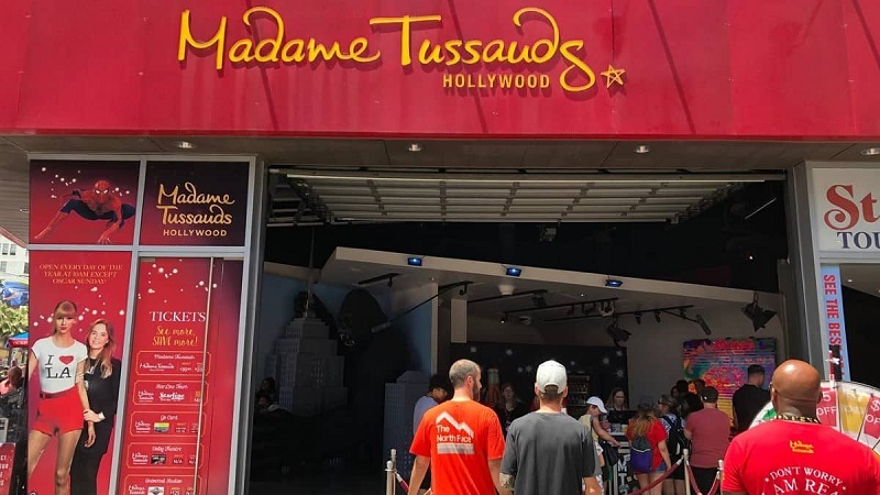 Turistas visitando o Museu Madame Tussauds em Los Angeles