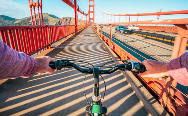 Turista passeando de bicicleta em San Francisco