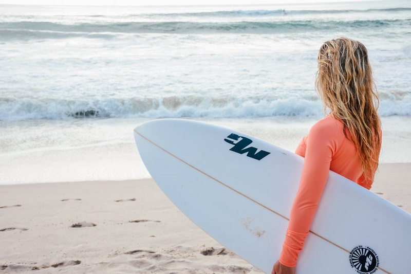 Menina fazendo curso de surfe em Venice Beach