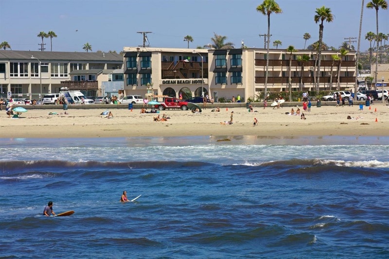 Turistas na praia de Ocean Beach em San Diego