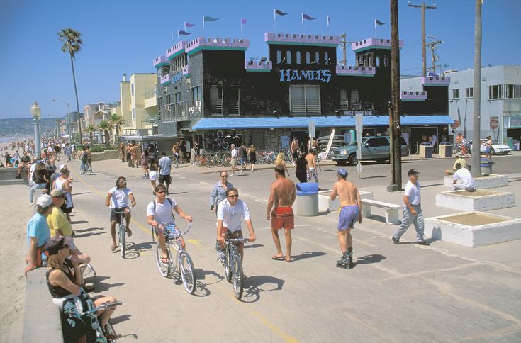 Turistas em Mission Beach em San Diego